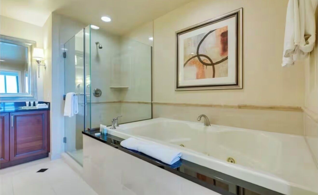 Ducha, bañera de hidromasaje, secador de pelo, toallas