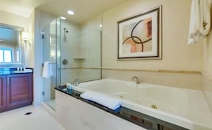 Een douche, een bubbelbad, een haardroger, handdoeken