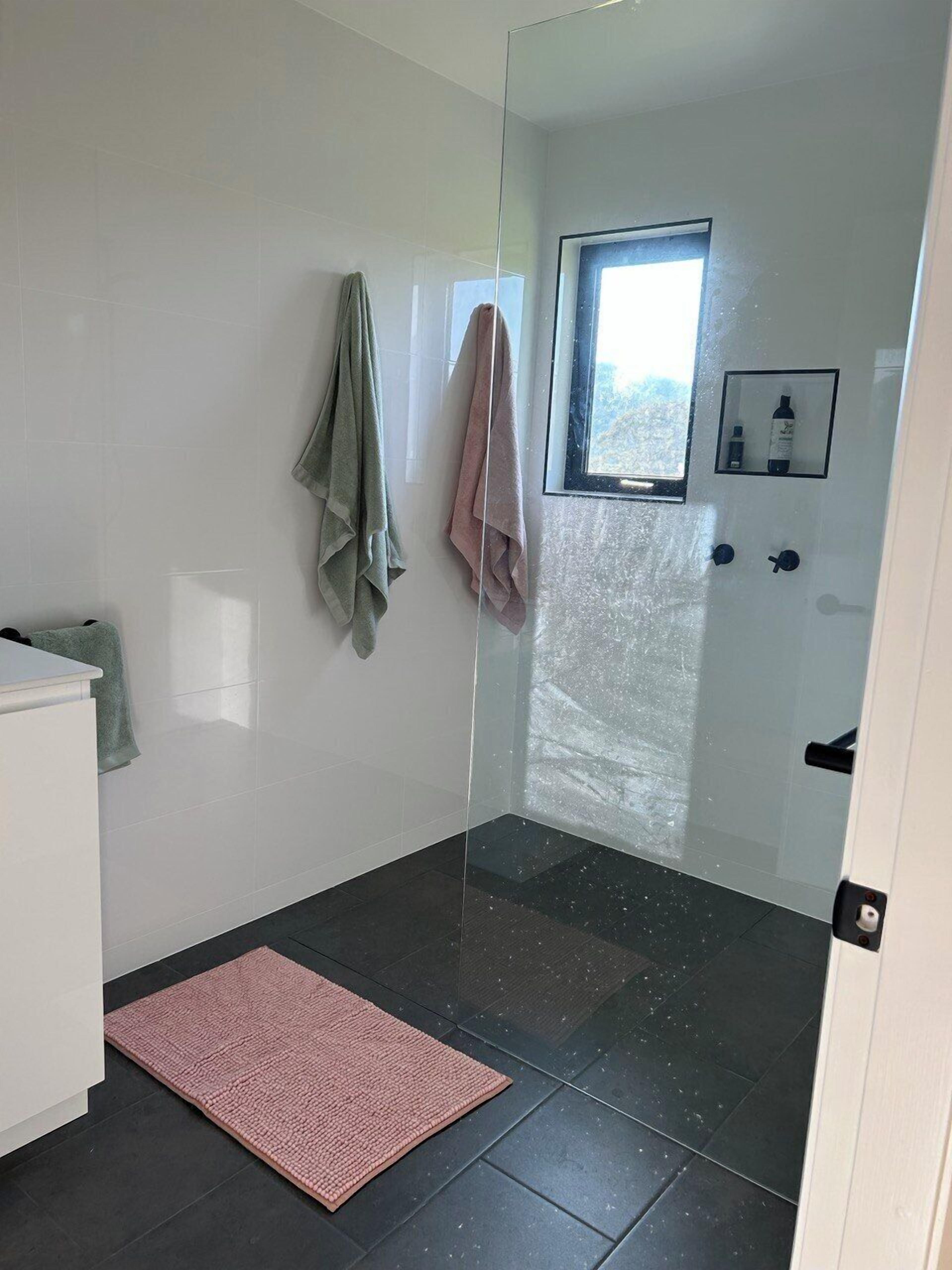 Een douche, een haardroger, handdoeken, zeep