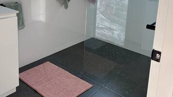 Een douche, een haardroger, handdoeken, zeep