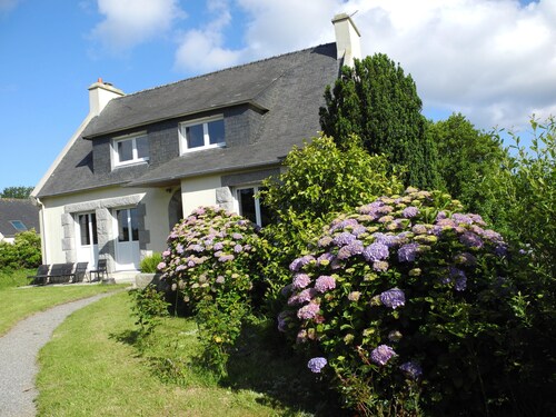 Maison Spacieuse à Plouarzel Proche des Commerces et à 3 km des Plages