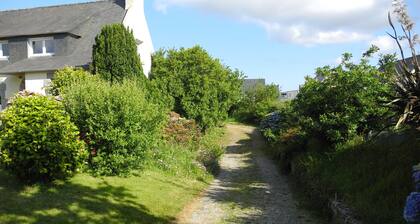 Maison Spacieuse à Plouarzel Proche des Commerces et à 3 km des Plages