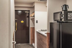 Deluxe kamer, Meerdere bedden, niet-roken | Privékeuken | Een koelkast, een microgolfoven, een kookplaat, een waterkoker