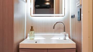 Ensemble douche/baignoire, articles de toilette gratuits, sèche-cheveux