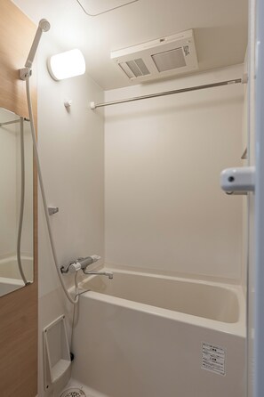 Een bad/douchecombinatie, gratis toiletartikelen, een haardroger
