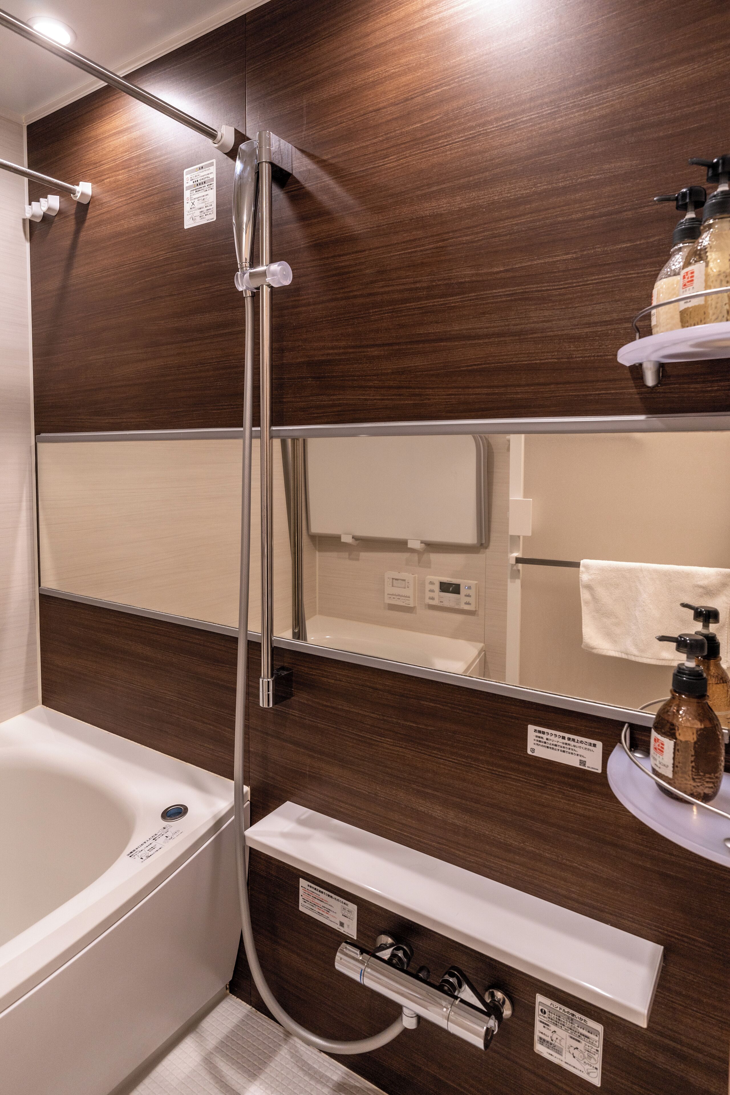 Un baño moderno con bañera, ducha y tocador con espejo.