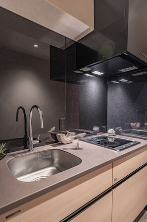 Chambre quadruple Deluxe, 2 grands lits, non-fumeur | Cuisine privée | Réfrigérateur, four à micro-ondes, surface de cuisson
