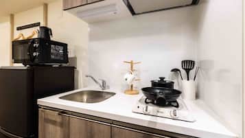 Quadruple Room, 2 Queen Beds, Non Smoking, Private Bathroom | Private kitchen | Fridge, microwave, stovetop, electric kettle