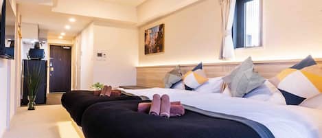 Quadruple Room, 2 Queen Beds, Non Smoking, Private Bathroom | Desk, free WiFi, bed sheets