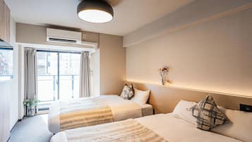 Standard Quadruple Room, 2 Katil Ratu (Queen), Non Smoking (With Ramen) | Kalis bunyi, Wi-fi percuma