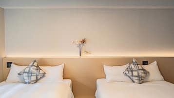 Standard Quadruple Room, 2 Queen Beds, Non Smoking