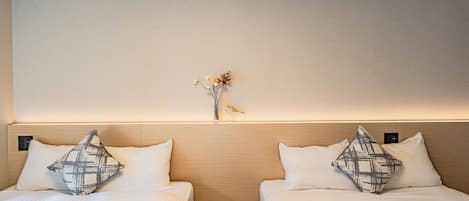 Standard Quadruple Room, 2 Queen Beds, Non Smoking | Soundproofing, free WiFi