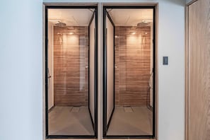 Un placard aux portes miroir, avec un revêtement en bois et un cadre métallique.