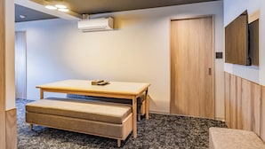 Family Room (Deluxe B / 8 Guests) | Ruang tamu | 43 inci televisyen skrin rata dengan digital, TV 