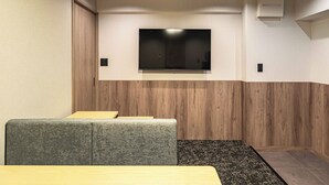 Family Room (Deluxe D / 8 Guests) | Ruang tamu | 43 inci televisyen skrin rata dengan digital, TV 