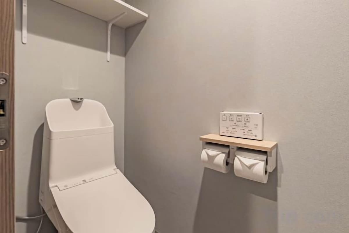 Douche, articles de toilette (gratuits), séchoir à cheveux, pantoufles