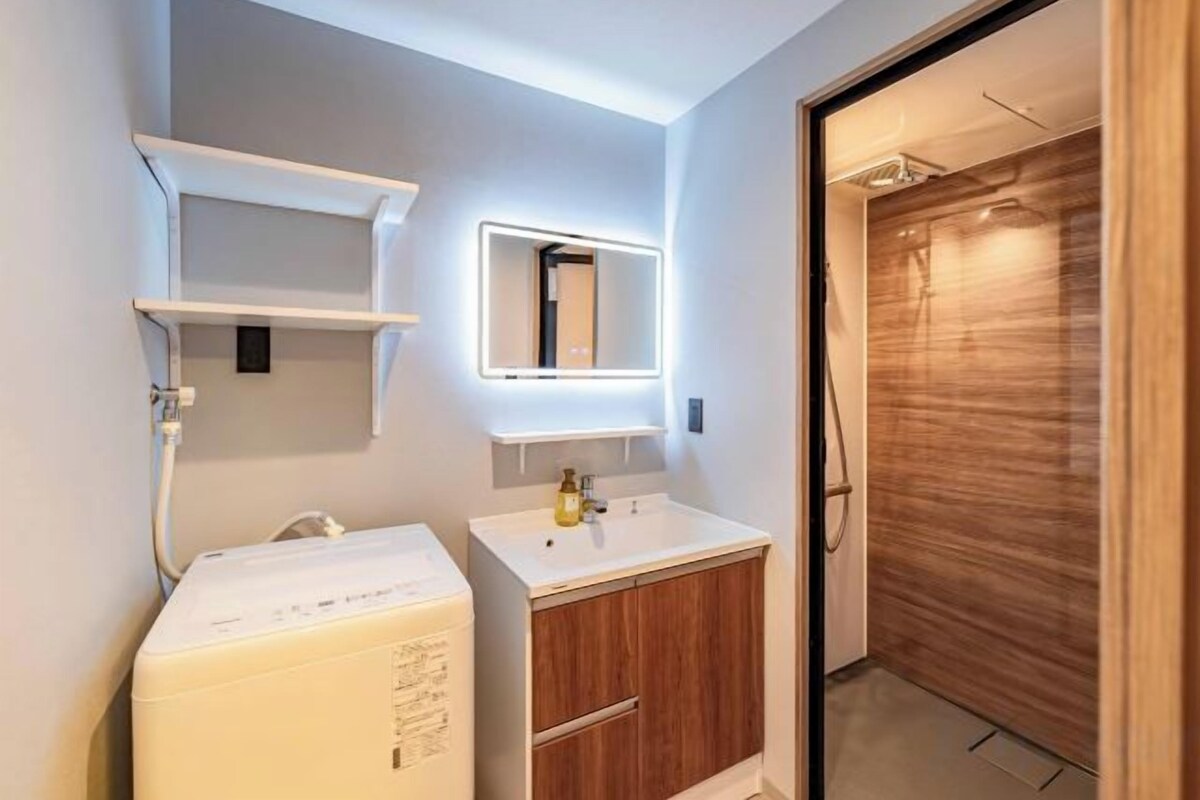 Regadera, amenidades de baño gratuitas, secadora de cabello, pantuflas