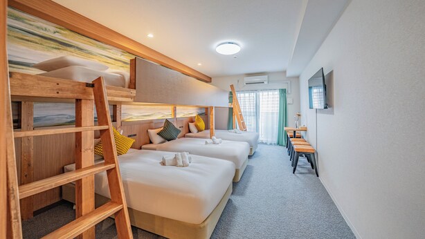 A hotel room with bunk beds, a desk, and a television. - Apartment Hotel 11 Namba Minami Shin-Imamiya (Osaka)