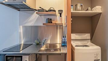 Suite, Multiple Beds, Non Smoking, Private Bathroom | Private kitchen | Electric kettle