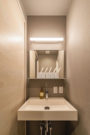 Shower, free toiletries, hair dryer, slippers - Apartment Hotel 11 Namba Minami Shin-Imamiya (Osaka)