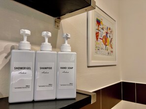 Douche, sèche-cheveux, bidet, serviettes fournies