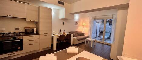 1 Schlafzimmer, Schreibtisch, Bügeleisen/Bügelbrett, Reisekinderbett