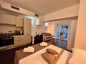 1 habitación, escritorio, tabla de planchar con plancha y cuna de viaje 