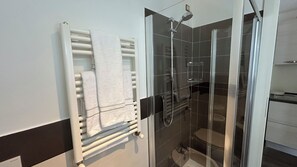 Chuveiro, secador de cabelo, bidê, toalhas de banho