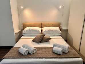 1 quarto, escrivaninha, ferros/tábuas de passar roupa, berço de viagem