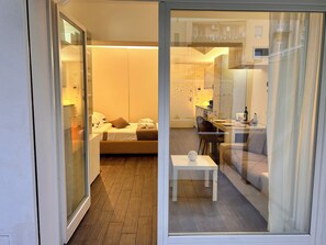 1 chambre, bureau, fer et planche à repasser, lit parapluie