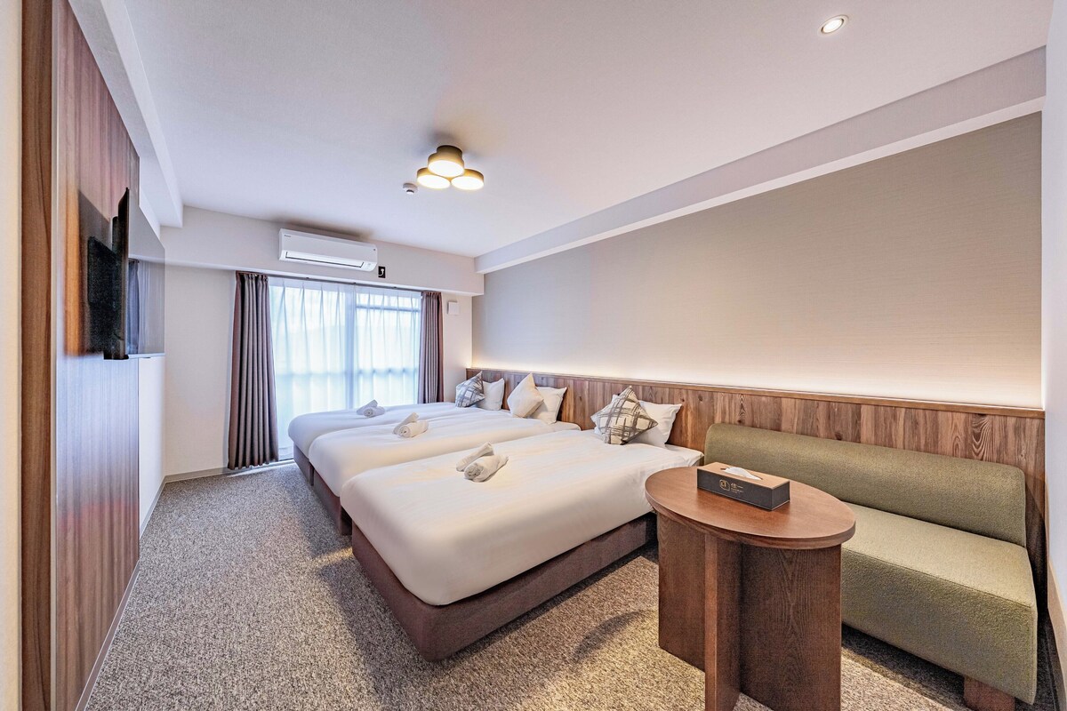 Standard Triple Room, Balcony | Down comforters, WiFi (free), bed sheets