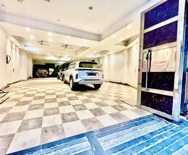 Free self parking - Hotel Pushpanjali (New Delhi)