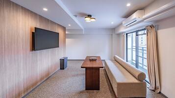 Family Suite, Multiple Beds, Non Smoking, Refrigerator | 2 bedrooms, free WiFi