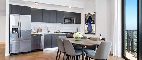 Kühlschrank, Mikrowelle, Herdplatte, Geschirrspüler