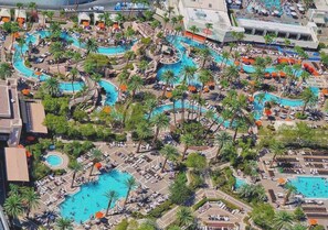 Alberca al aire libre y alberca climatizada