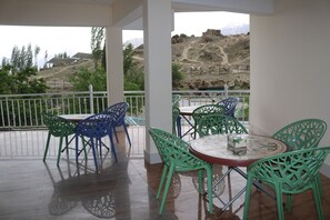 Rooftop terrace - Hunza Elysian Resort (Karimabad)