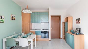 Fridge, oven, stovetop, coffee/tea maker
