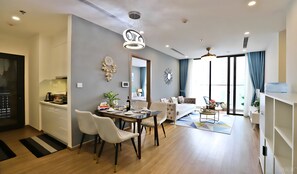 Luxury Apartment, 2 Bedrooms, Private Bathroom, City View | Living area