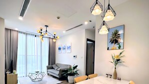 ลักซ์ชัวรี่อพาร์ทเมนท์, 2 ห้องนอน, ห้องน้ำส่วนตัว, วิวเมือง | บริเวณนั่งเล่น