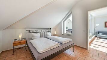 2 bedrooms, iron/ironing board, free WiFi, bed sheets