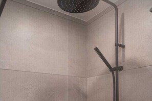 Douche, sèche-cheveux