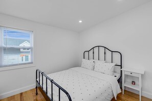 3 bedrooms, iron/ironing board, internet, bed sheets