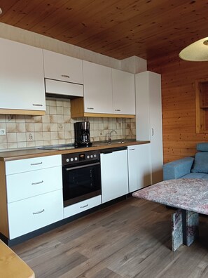 Fridge, oven, stovetop, coffee/tea maker