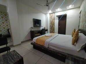 ห้องคลาสสิก | ตู้นิรภัยในห้องพัก, โต๊ะทำงาน, พื้นที่ทำงานแบบใช้แล็ปท็อป