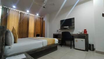 In-room safe, desk, laptop workspace, rollaway beds