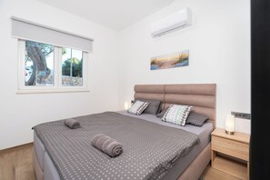 3 soverom, skrivebord, strykejern/-brett og reiseseng for barn