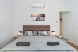 3 室のベッドルーム、デスク、アイロン / アイロン台、旅行用ベビーベッド