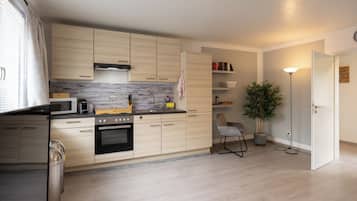 Kühlschrank, Mikrowelle, Herdplatte, Wasserkocher mit Kaffee-/Teezubehör