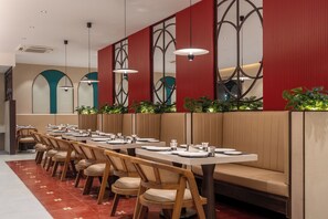 2 restaurants, breakfast, lunch, dinner served; vegetarian cuisine  - Copper Leaf Hotels, Tirunelveli (Palayankottai)