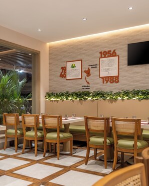 2 restaurants, breakfast, lunch, dinner served; vegetarian cuisine  - Copper Leaf Hotels, Tirunelveli (Palayankottai)